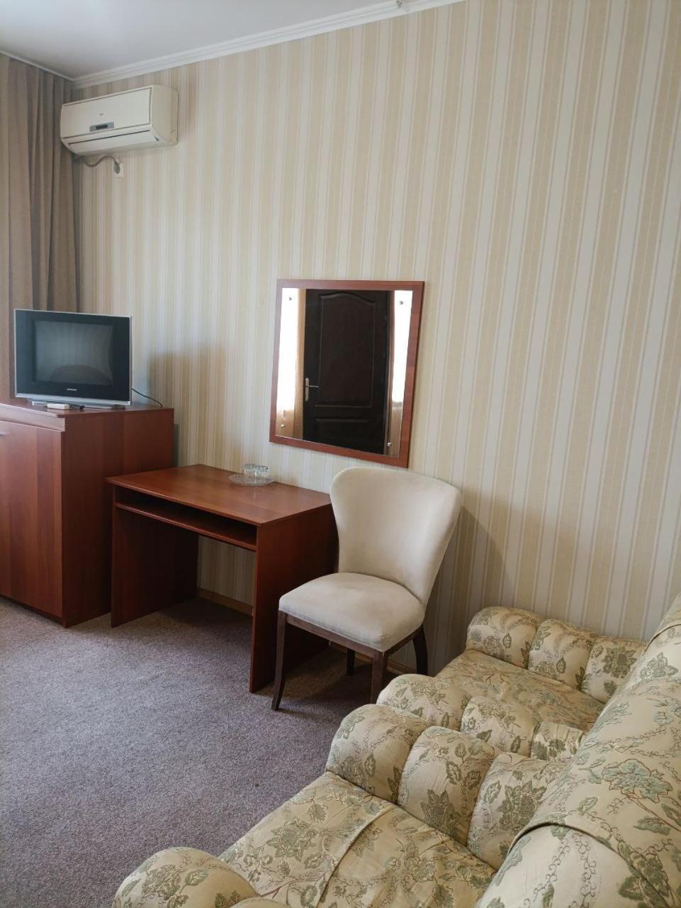 Kremin Hotel Krementjuk Exteriör bild