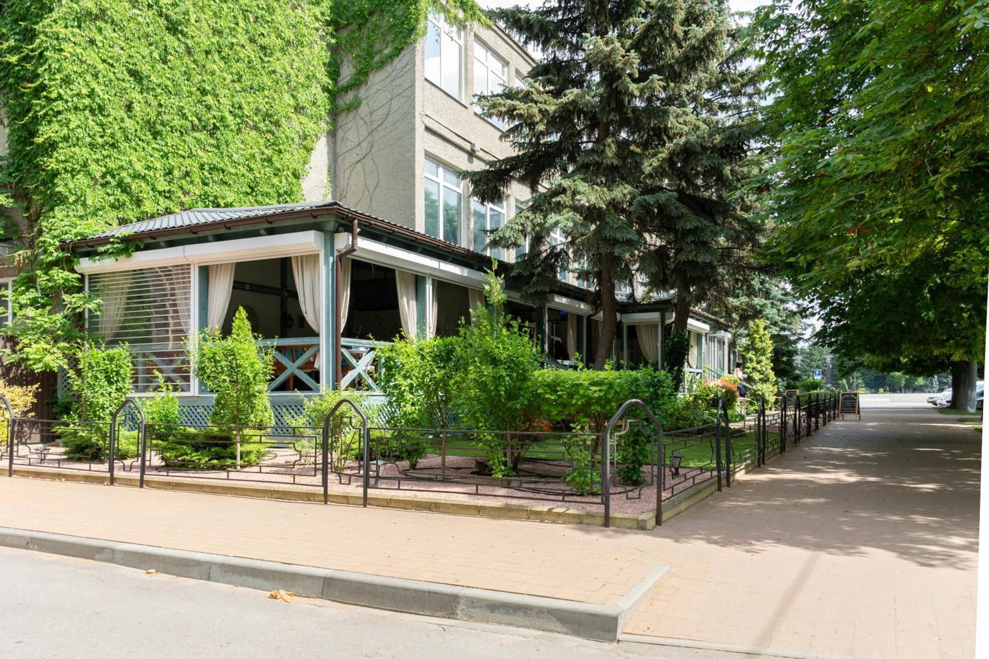 Kremin Hotel Krementjuk Exteriör bild